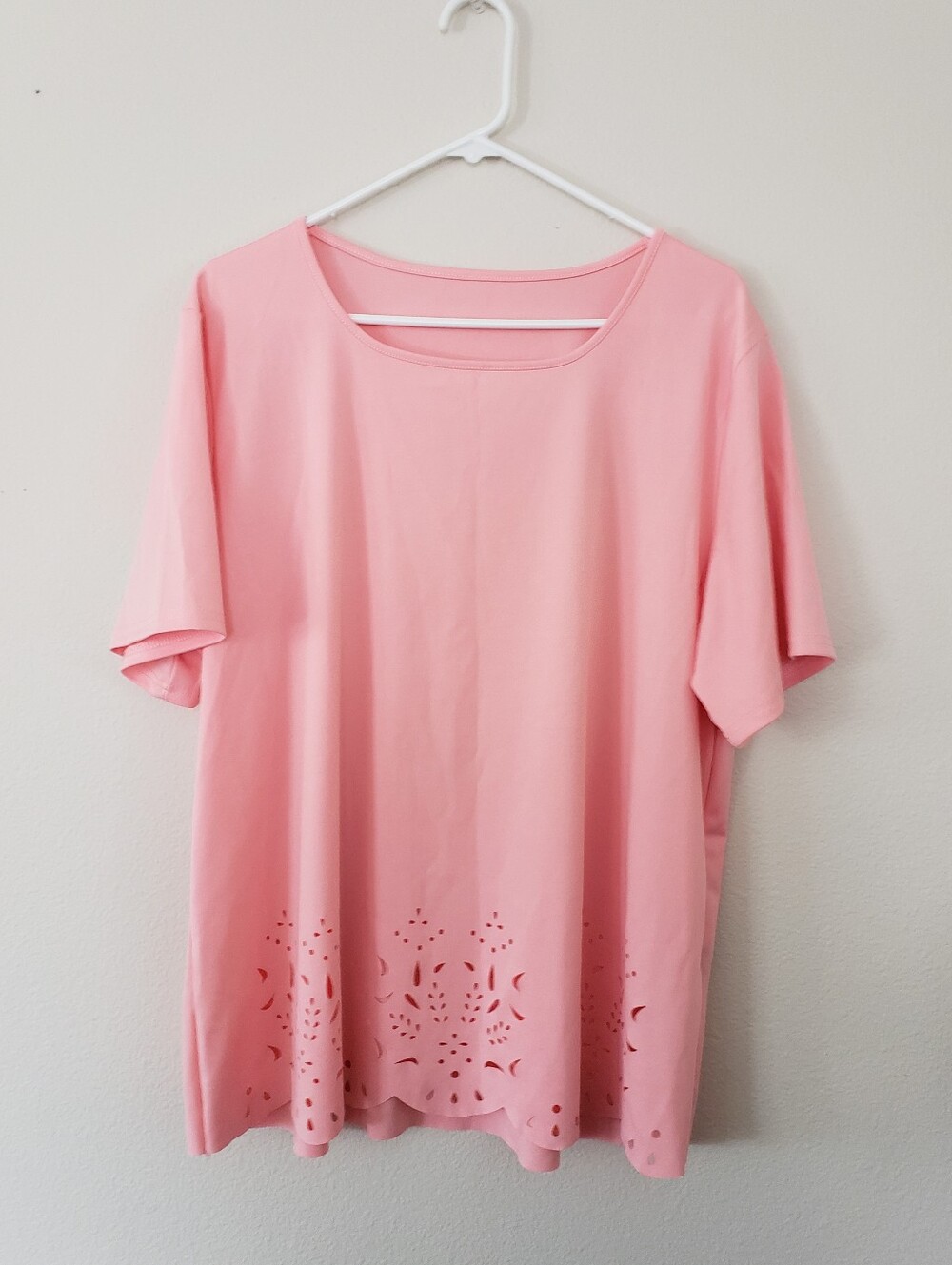NEW Women’s Pink Laser-Cut Hem Short Sleeve Top
